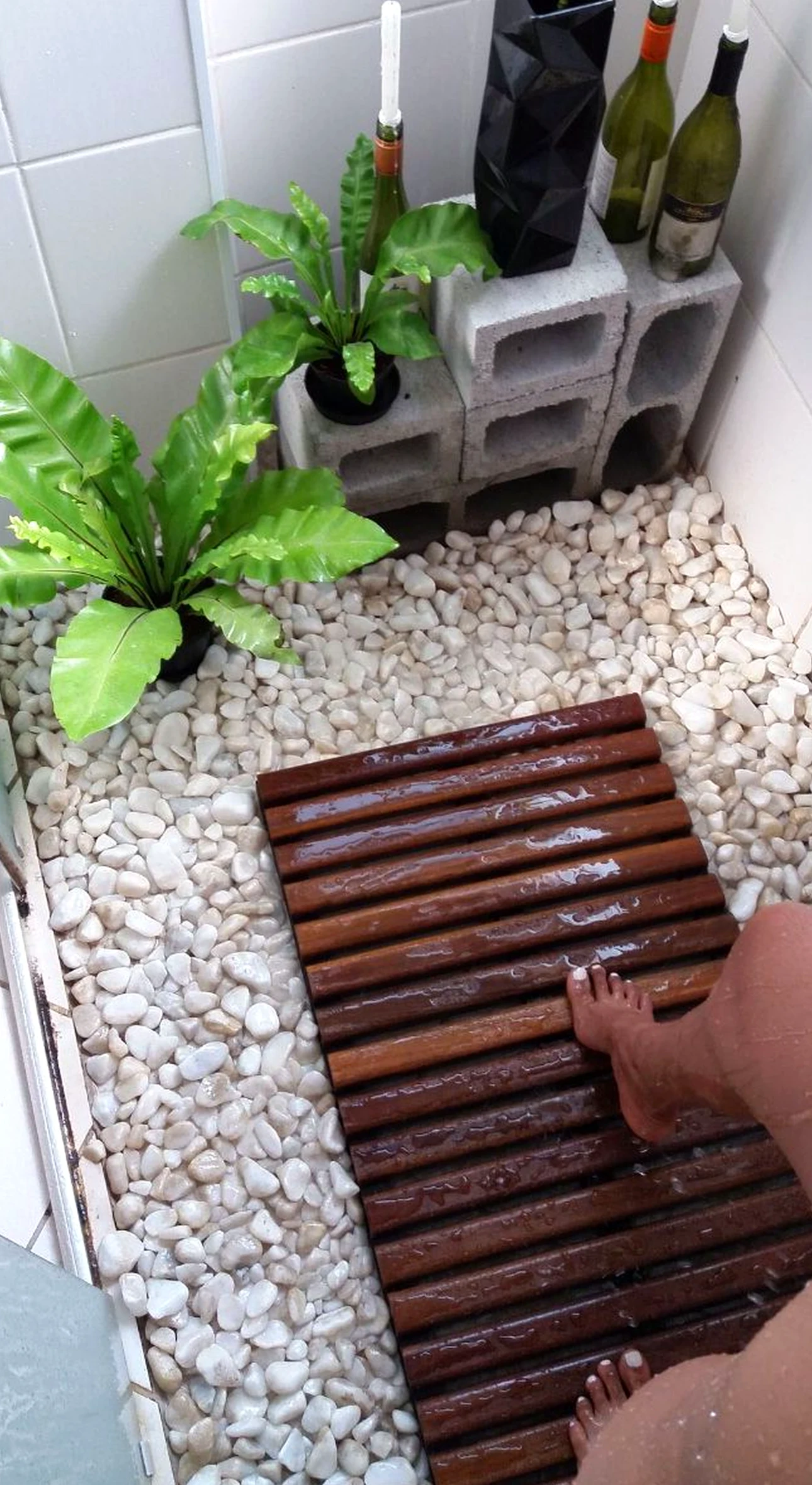 Compact floor pattern gives the corner more order, so the whole view feels soft at the edges.