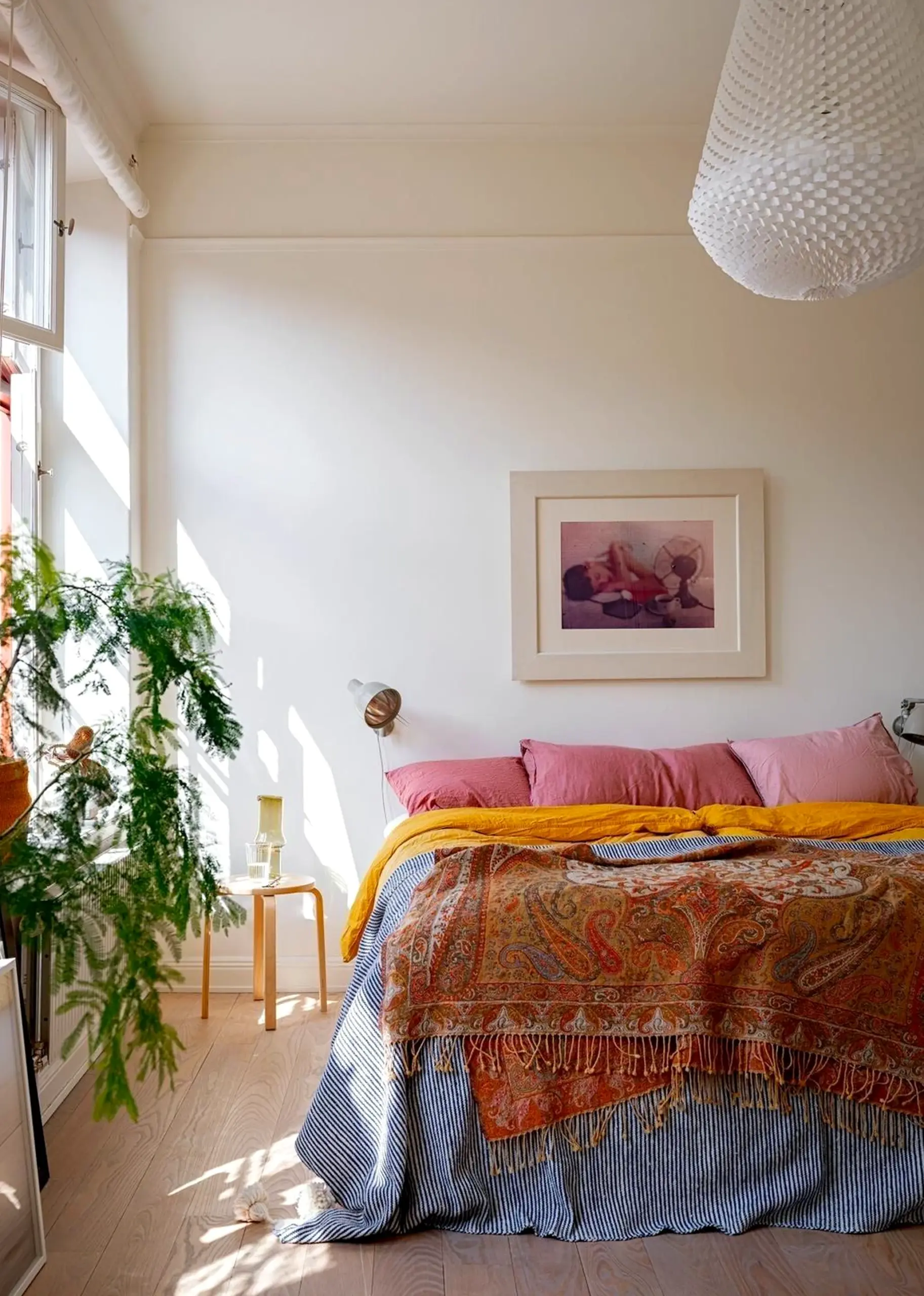 Airy breakfast table draws attention to rhythm while the design stays open and lived-in.