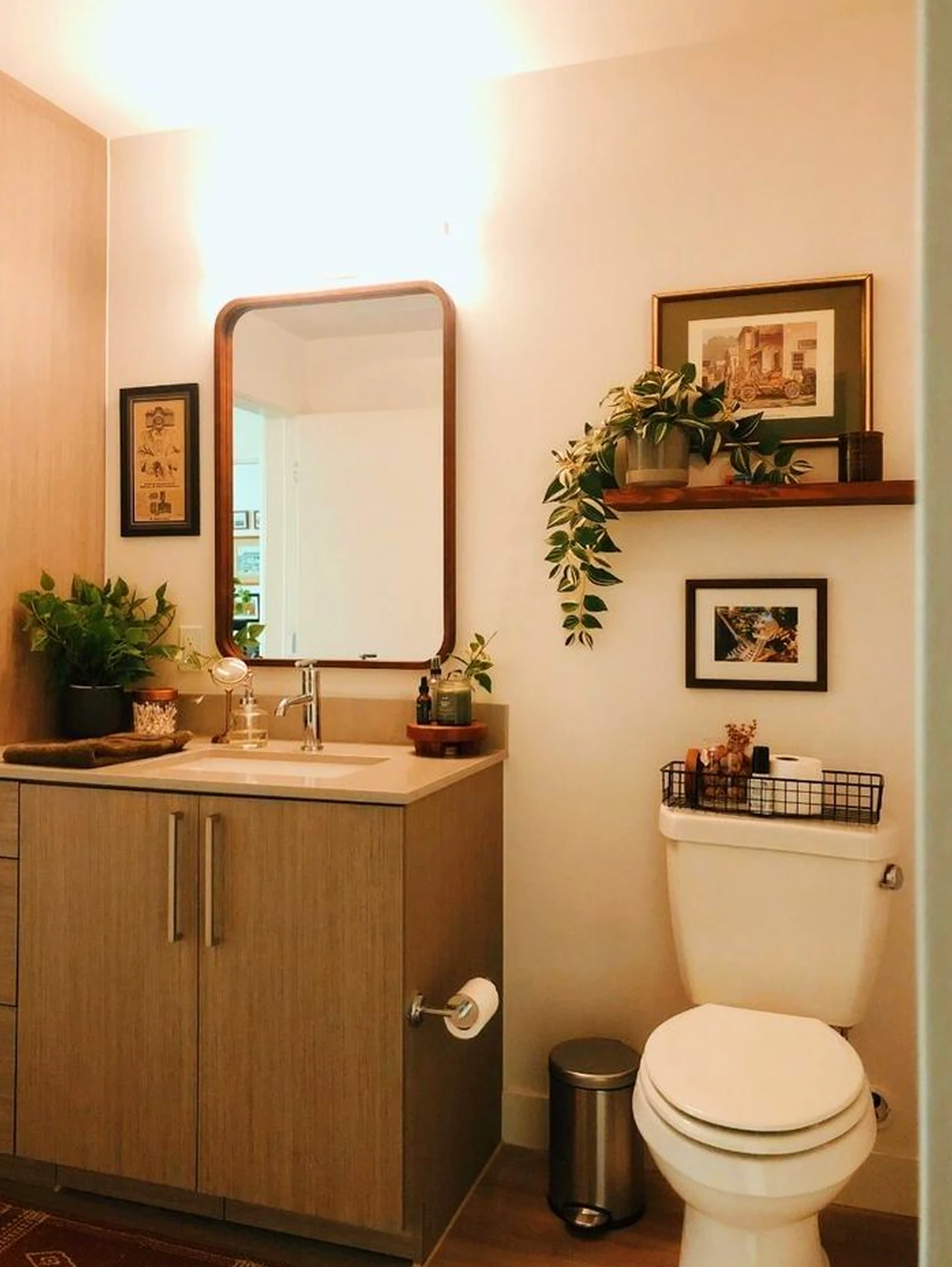 Leafy wood shelving brings a useful note of character, making the wall feel ready for quiet use.