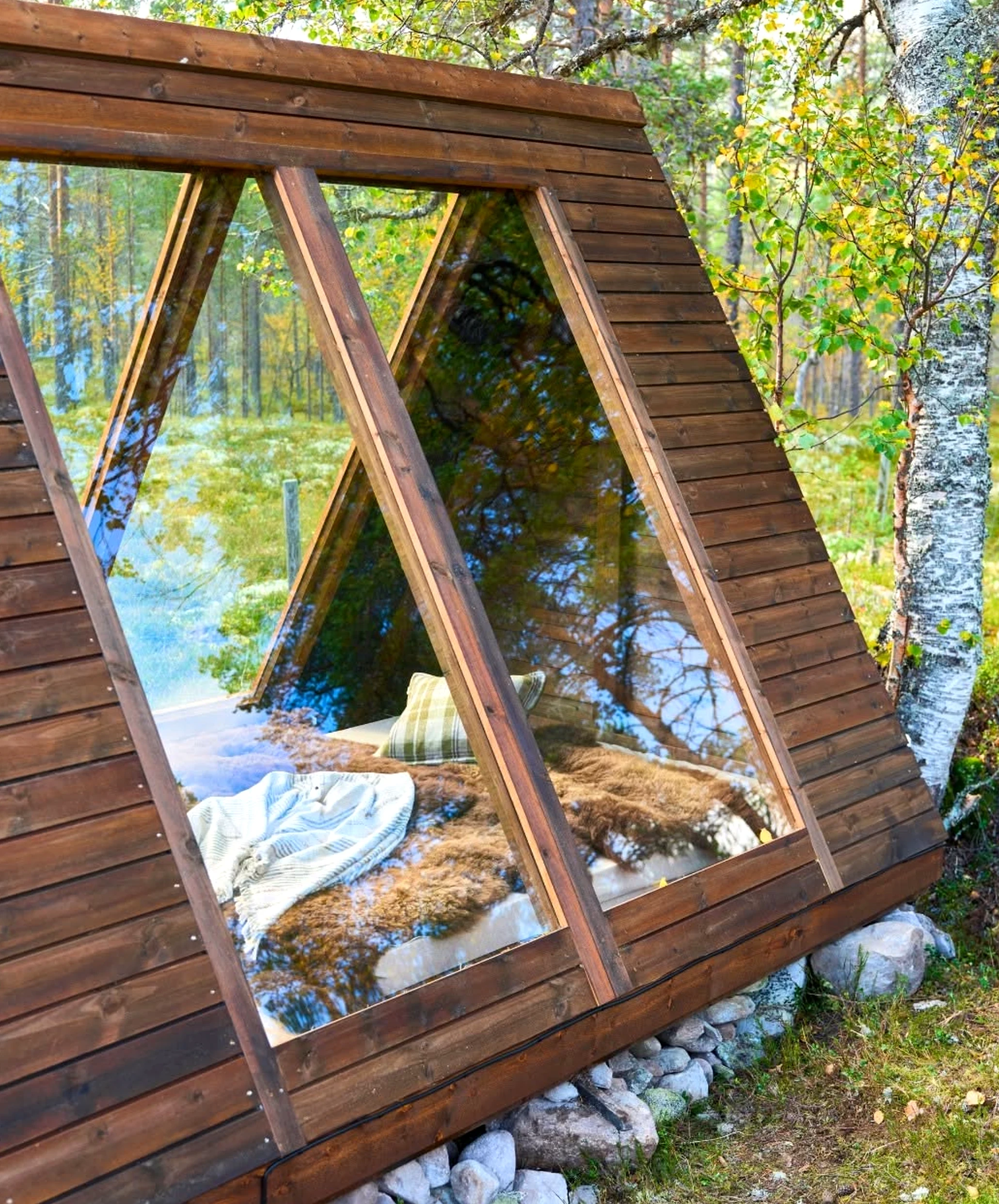 Compact outdoor lounge draws attention to order while the view stays comfortable in daily use.