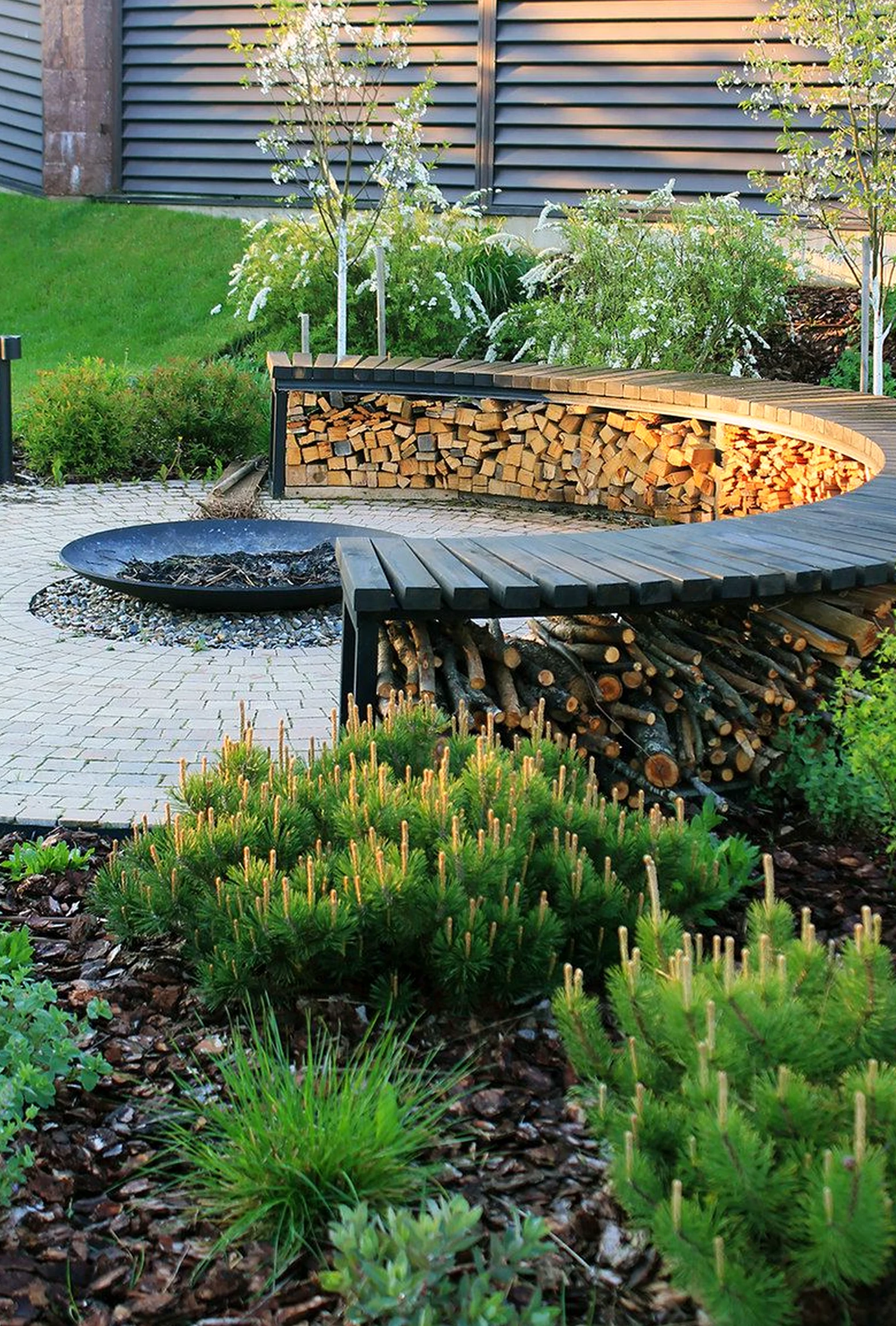 Luminous patio corner draws attention to freshness while the backdrop stays ready for quiet use.