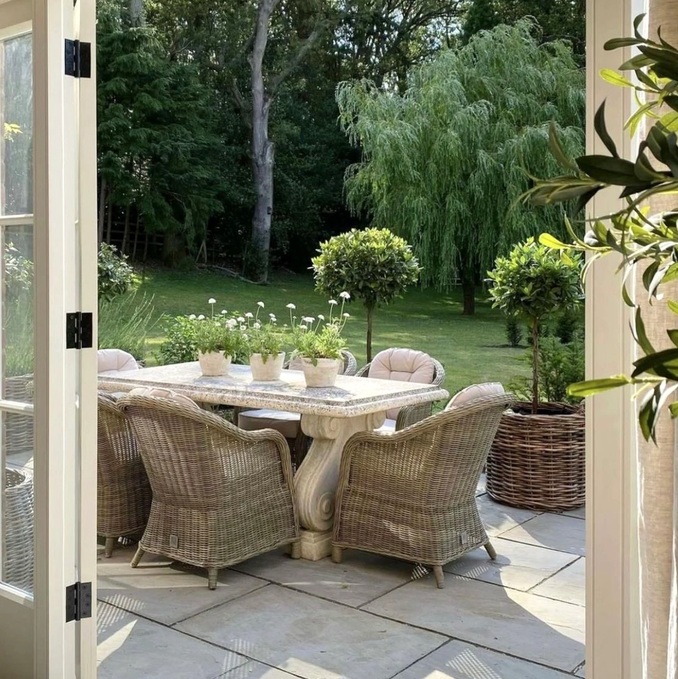 Elegant dining setup draws attention to rhythm while the entry stays simple yet expressive.
