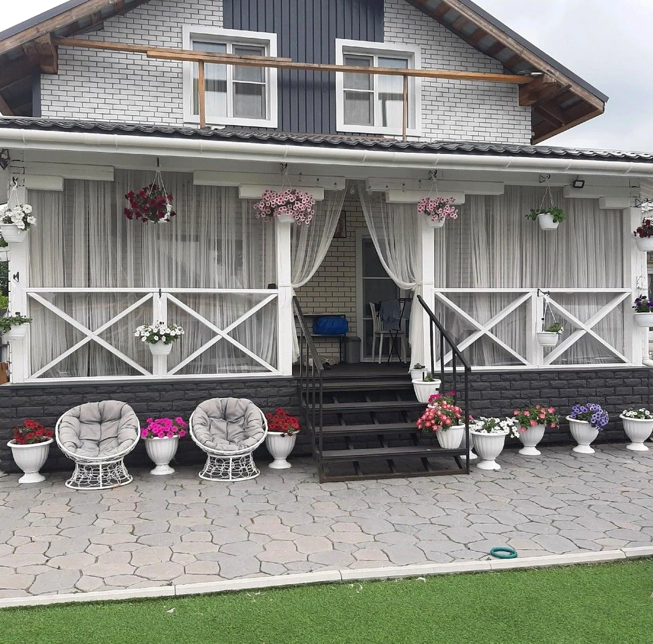 Crisp garden border frames the setting with order, making the scene feel comfortable in daily use.
