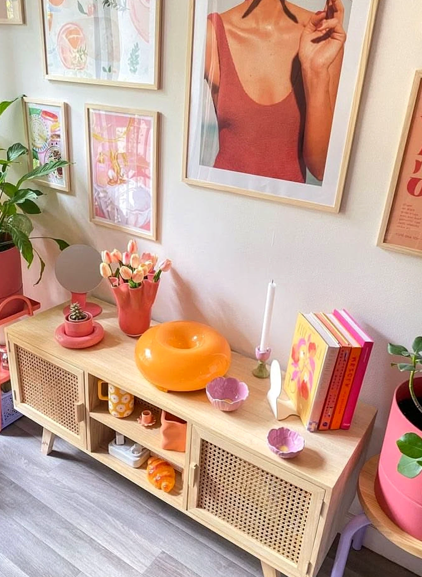 Layered plant shelf gives the table more clarity, so the whole view feels pleasantly composed.