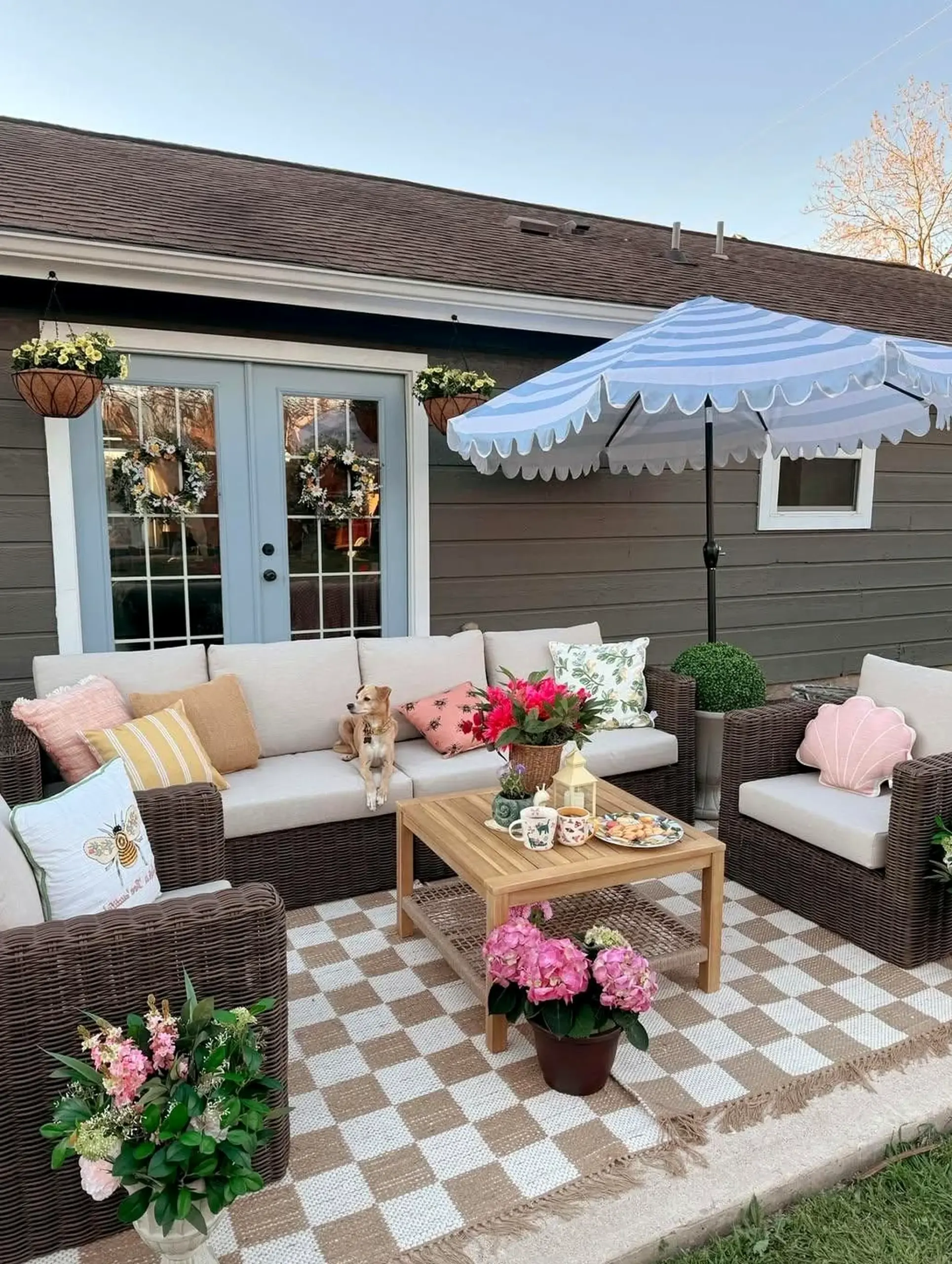 Warm floral bed anchors the arrangement with personality, giving the view a mood that feels clear and inviting.