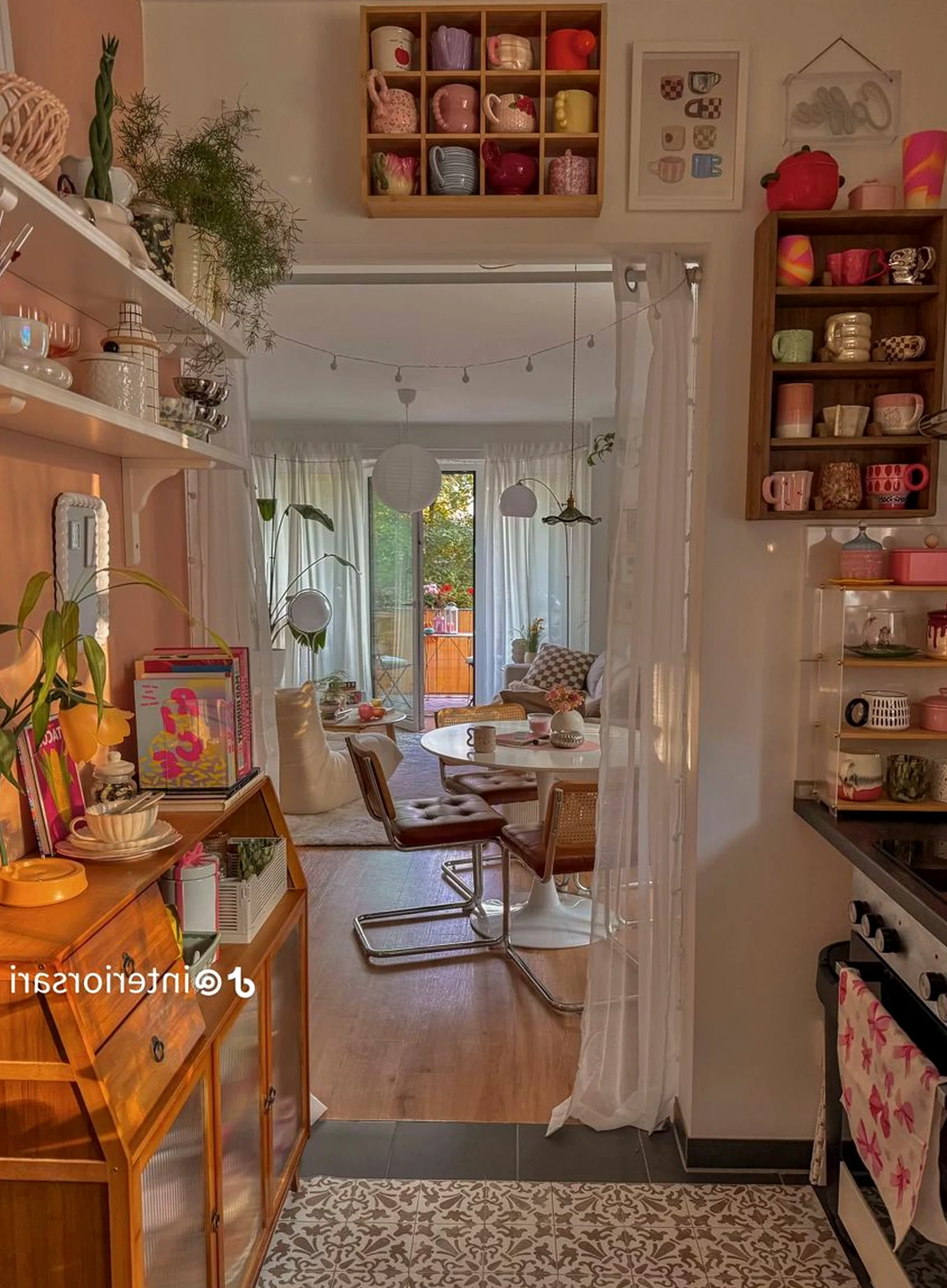 Open kitchen nook supports the wall through ease, leaving the space feeling visually grounded.