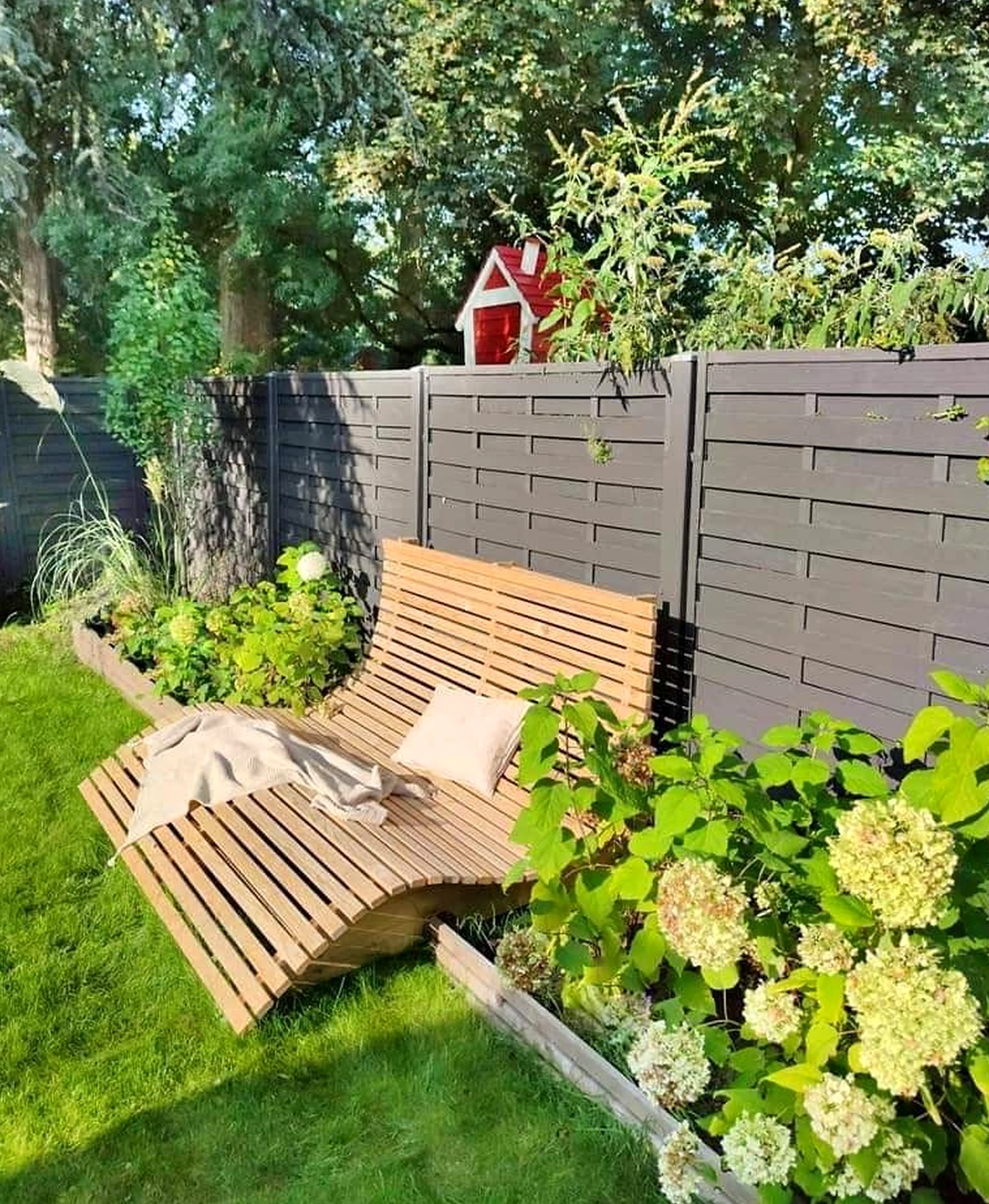 Natural colorful passage adds a clear layer of character, helping the wall feel bright but not busy.