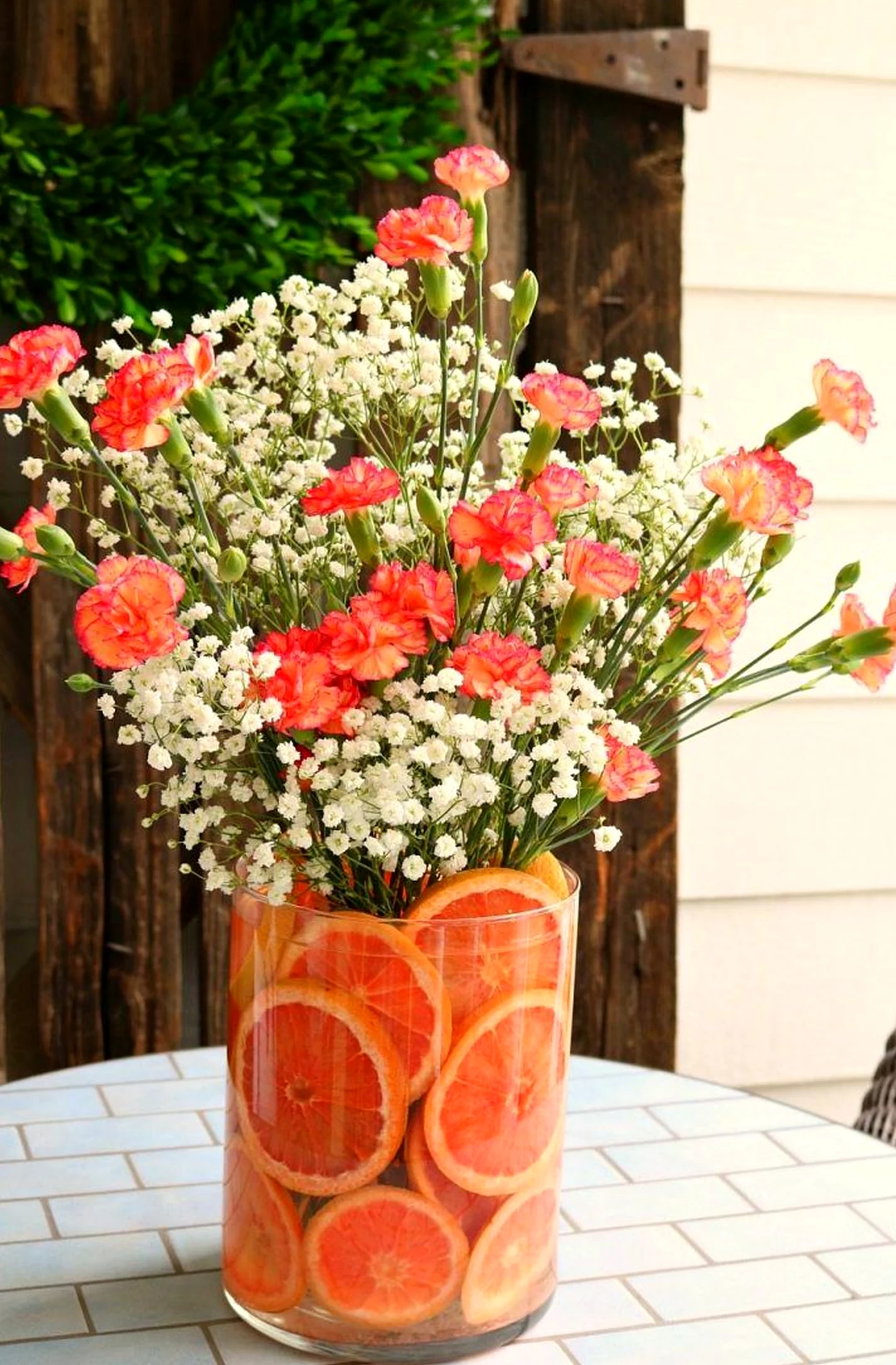 Sunny green entry draws attention to rhythm while the arrangement stays bright but not busy.