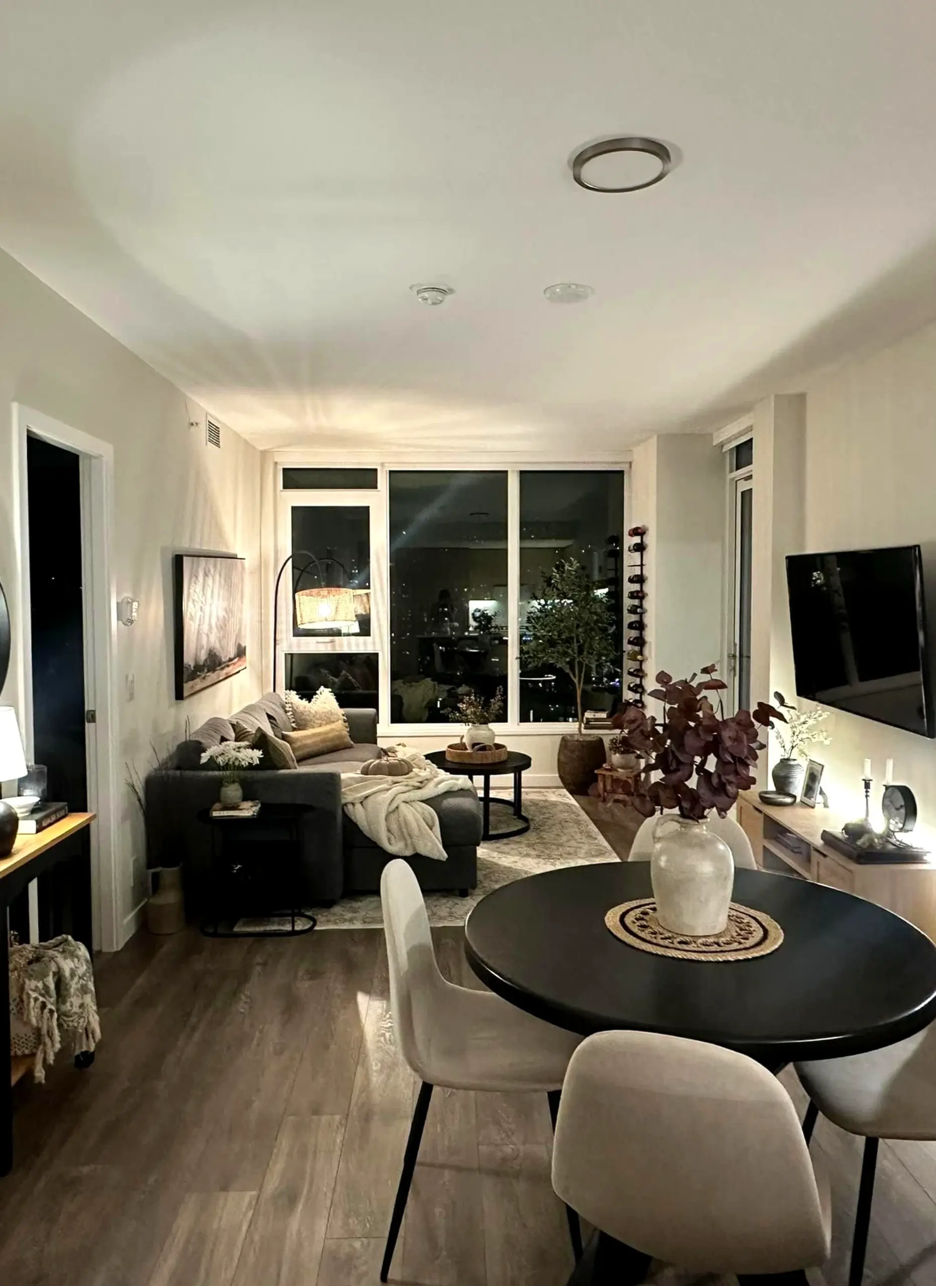 Crisp wall niche gives the corner more light, so the whole view feels fresh and intentional.