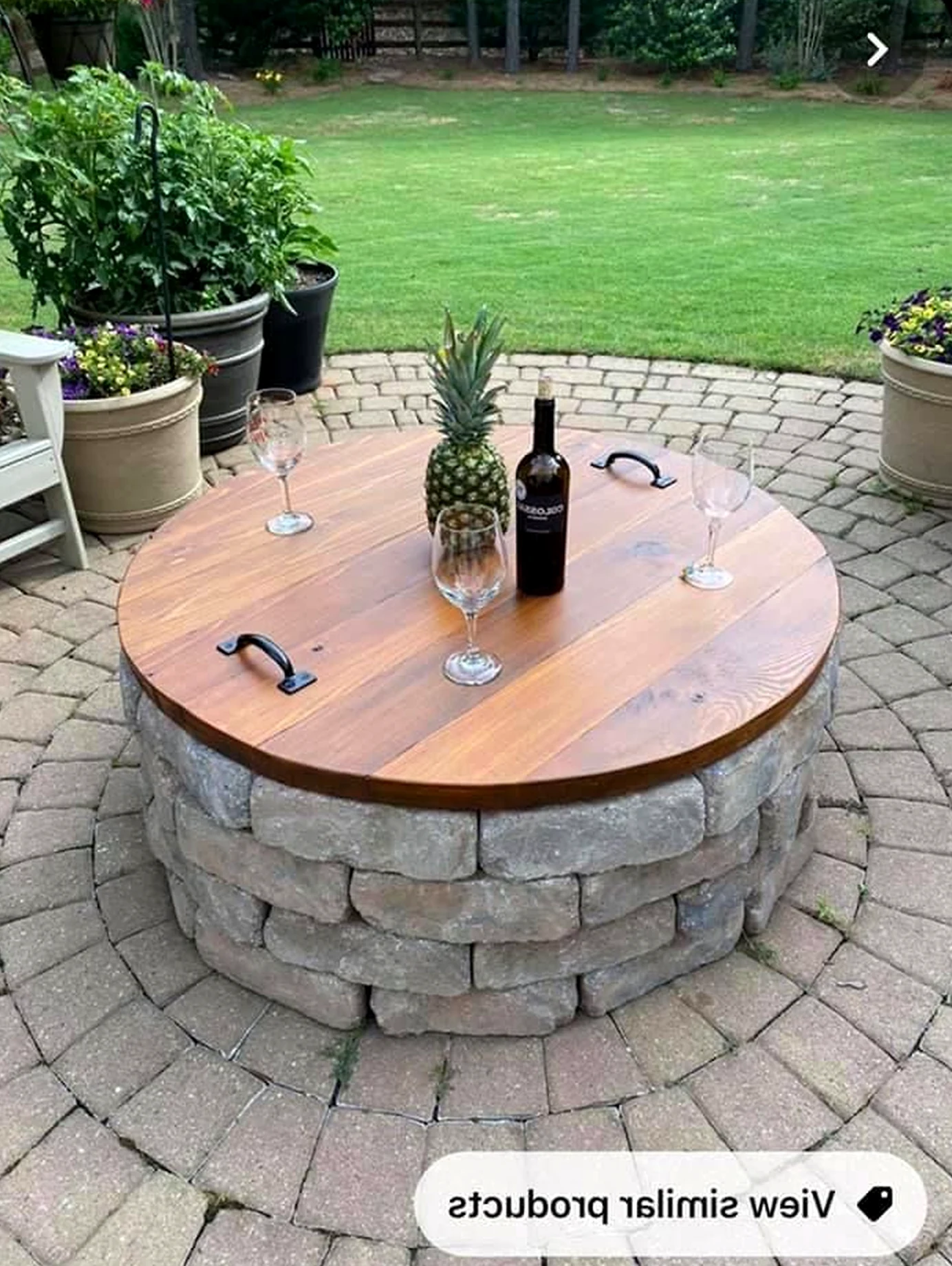 Calm courtyard view gives the entry more depth, so the whole view feels comfortable in daily use.