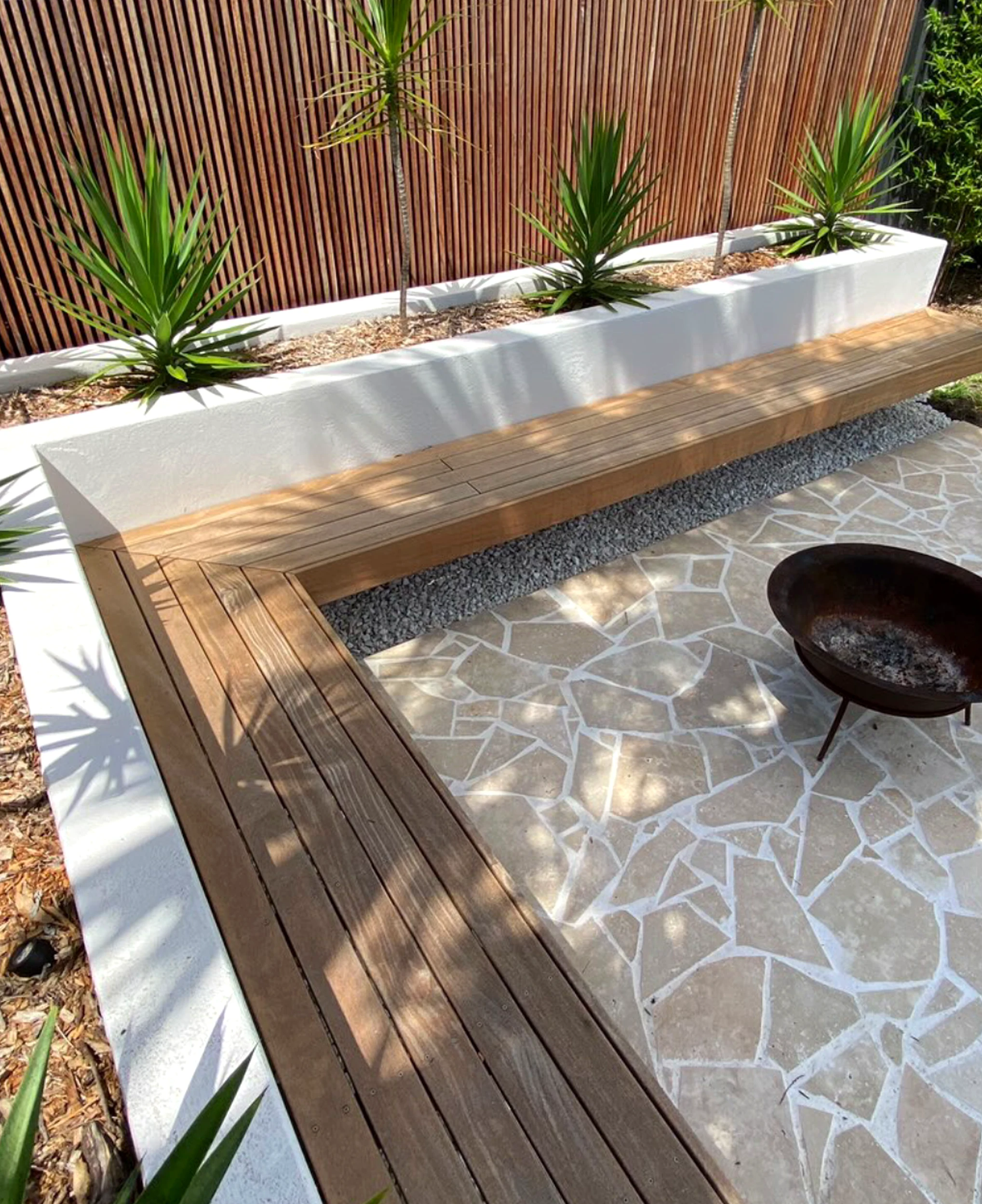 Earthy vase display gives the garden edge more balance, so the whole view feels simple yet expressive.