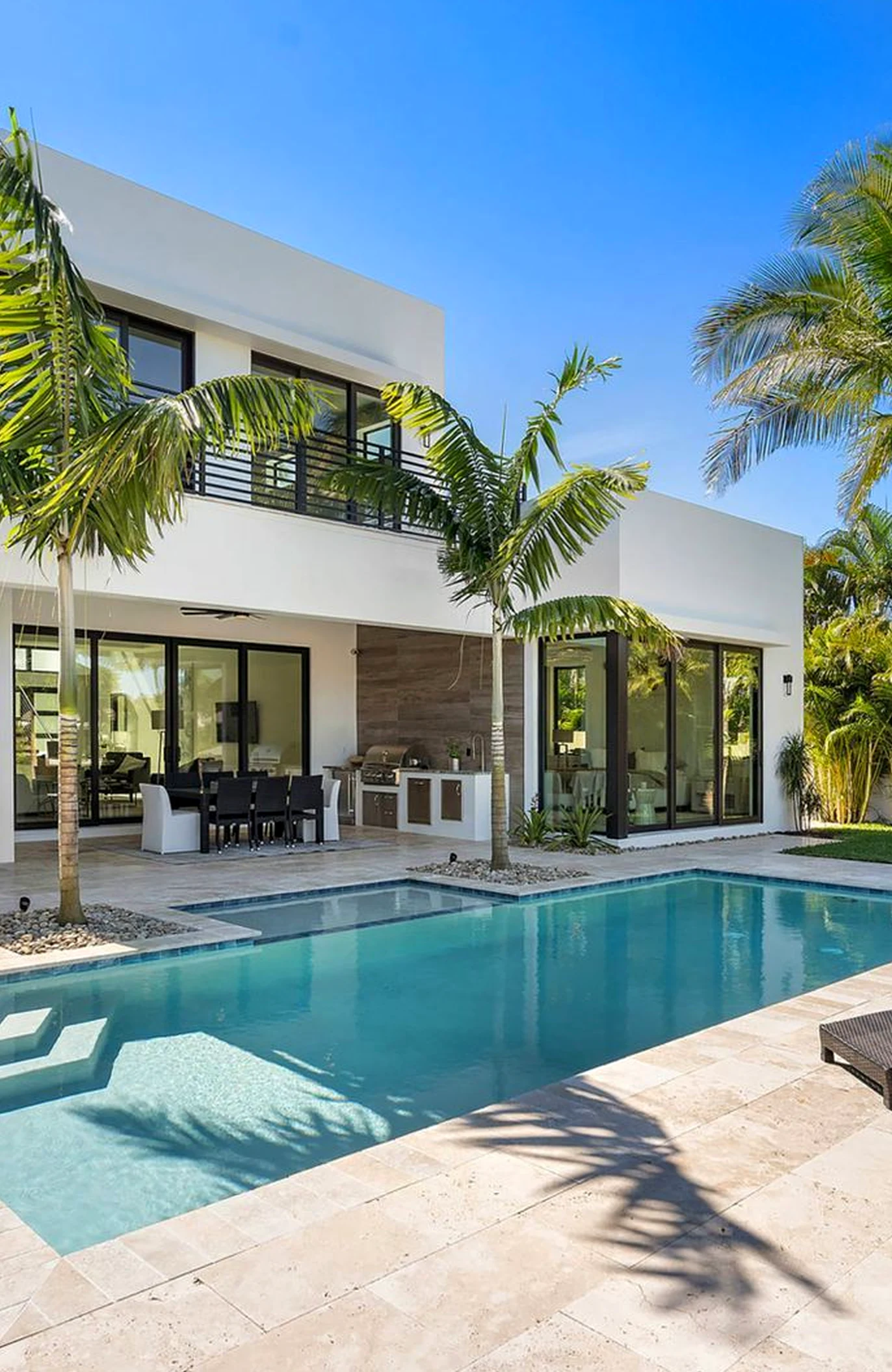 Inviting courtyard view adds clarity across the arrangement, giving the decor a finish that feels comfortable in daily use.