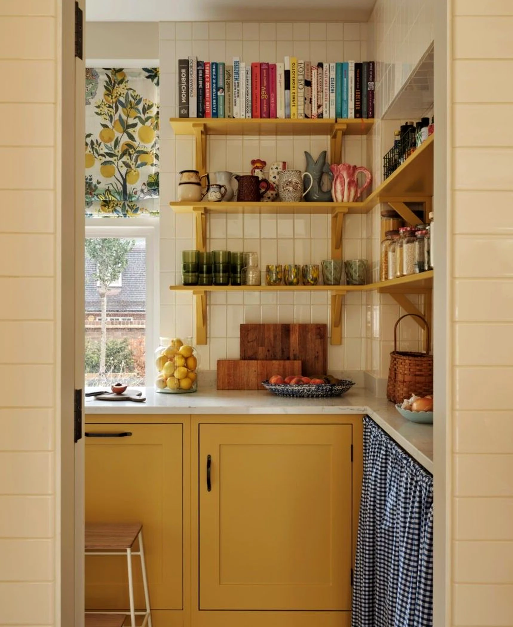 Relaxed porch bench draws attention to ease while the room stays warm without clutter.