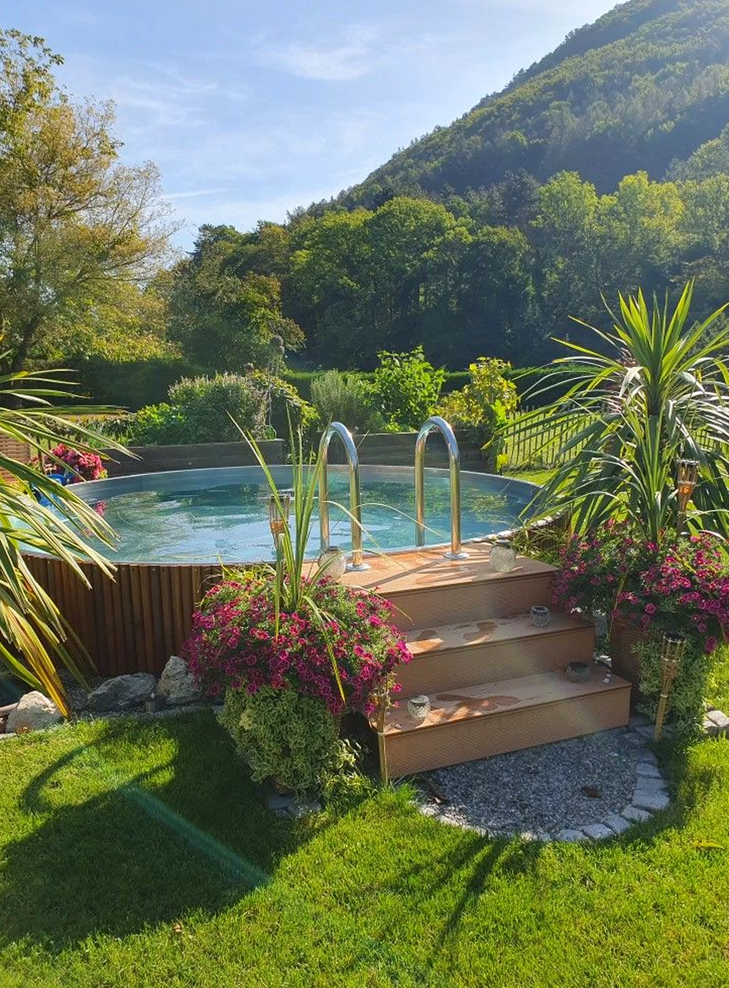 Polished garden border adds warmth across the design, giving the decor a finish that feels fresh and intentional.
