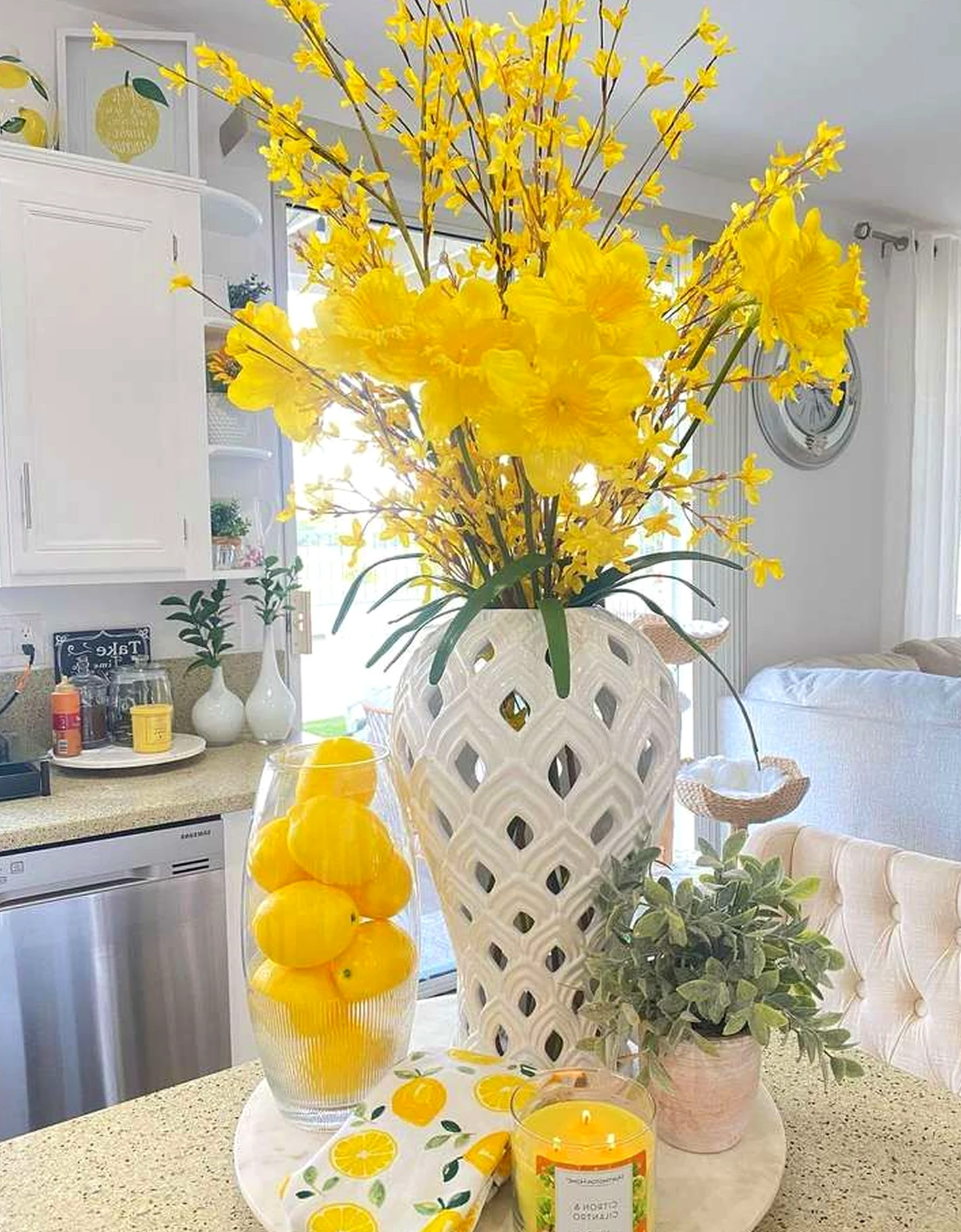 Soft floor pattern adds order across the composition, giving the decor a finish that feels soft at the edges.