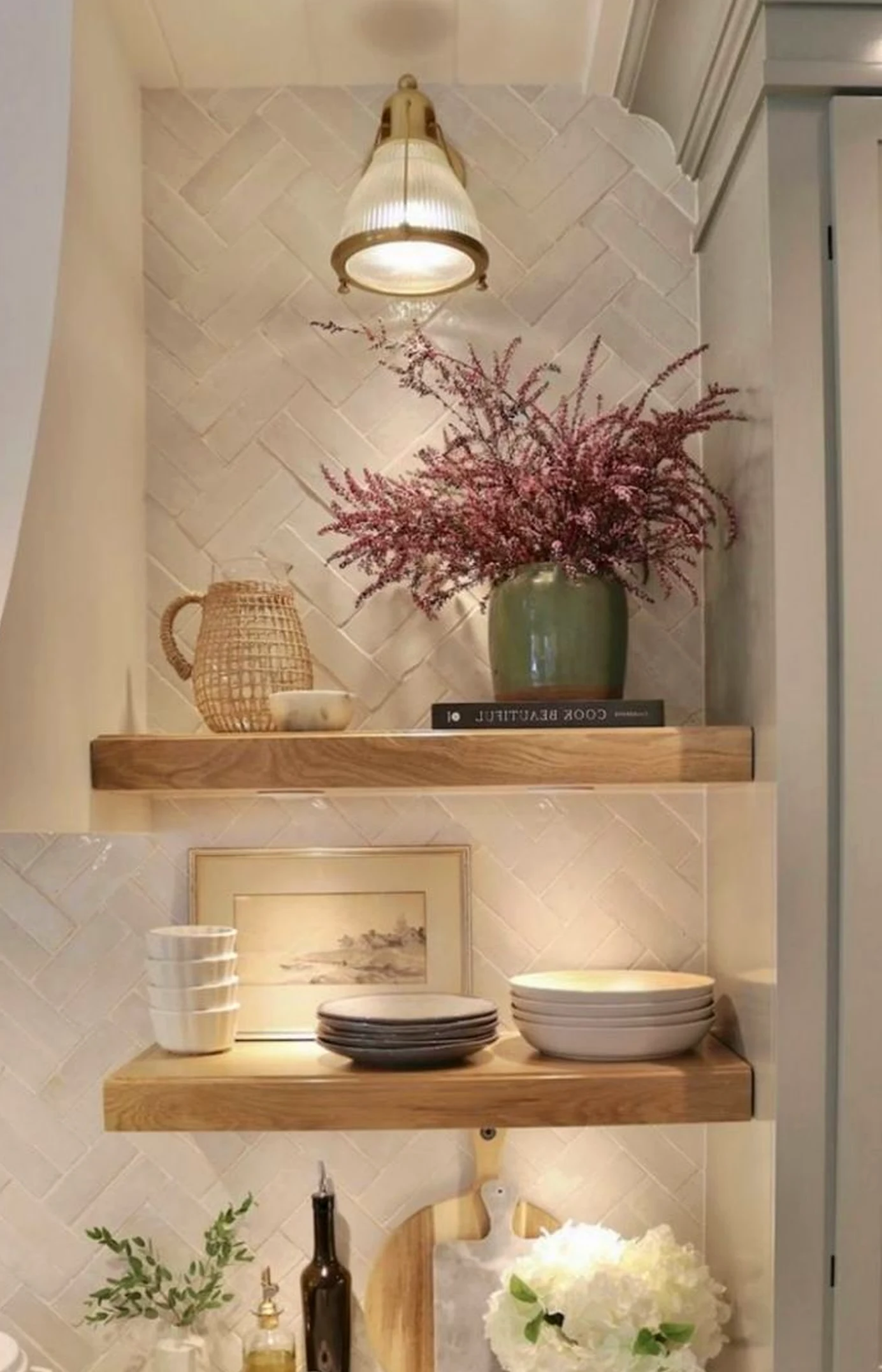 Tactile entry console brings a useful note of balance, making the garden edge feel comfortable in daily use.